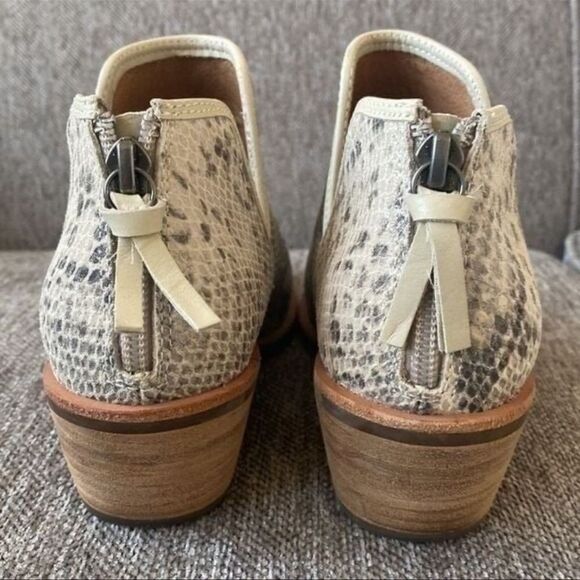 Sofft Abena Cream Leather Snake Print
Comfortable Ankle Boots Women's Size 6 EUC - Picture 3 of 12